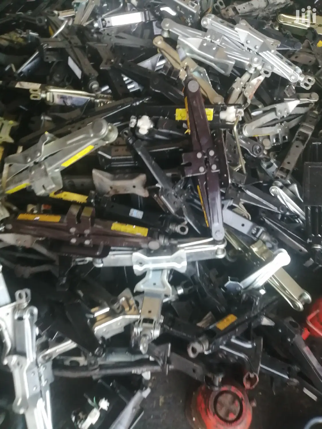 Scissor Jacks for Toyota, Nissan, Honda, Mazda, Isuzu, Mitsubishi.