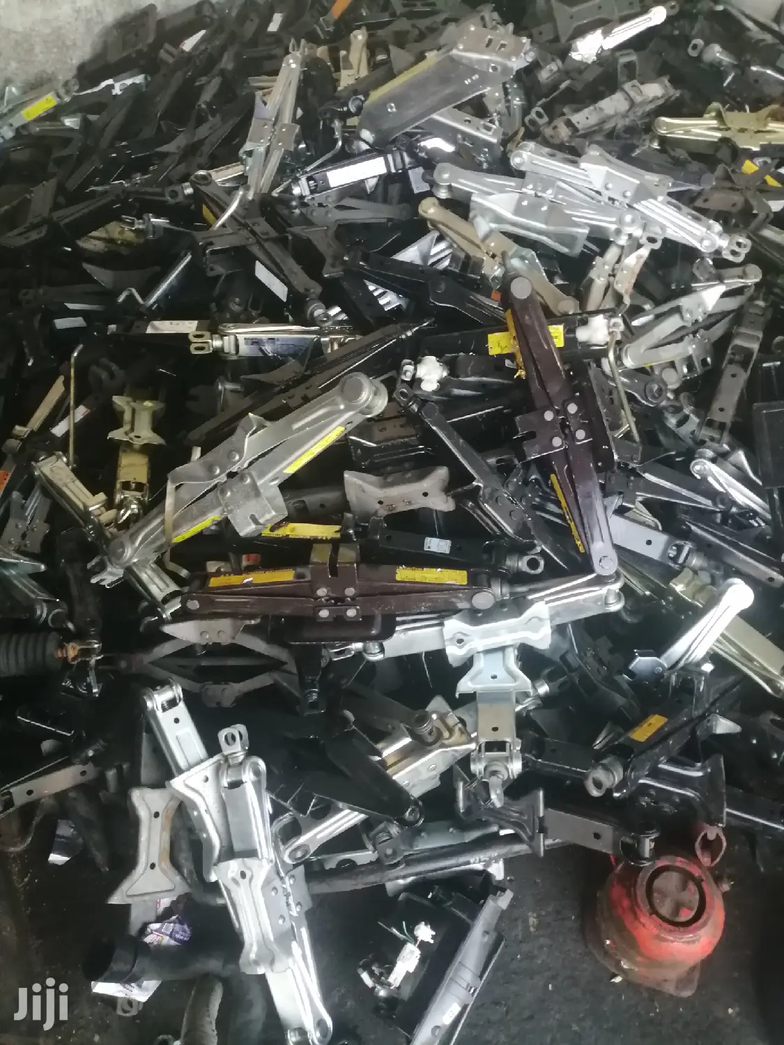 Scissor Jacks for Toyota, Nissan, Honda, Mazda, Isuzu, Mitsubishi.