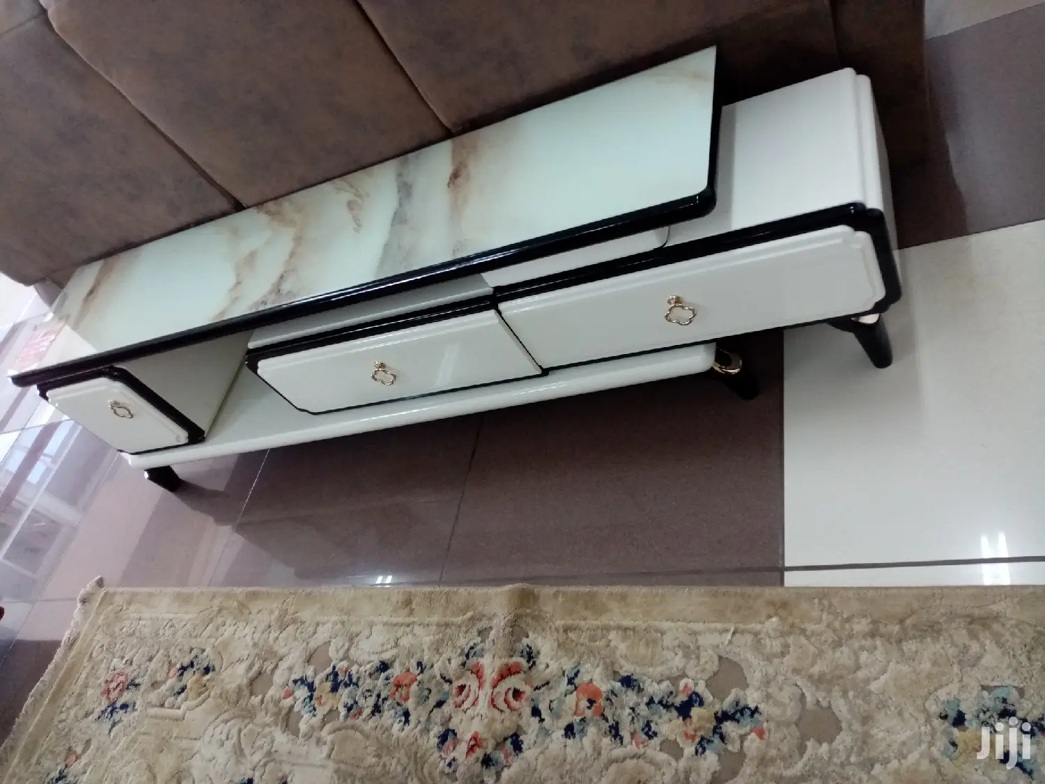 Extendable TV Stand