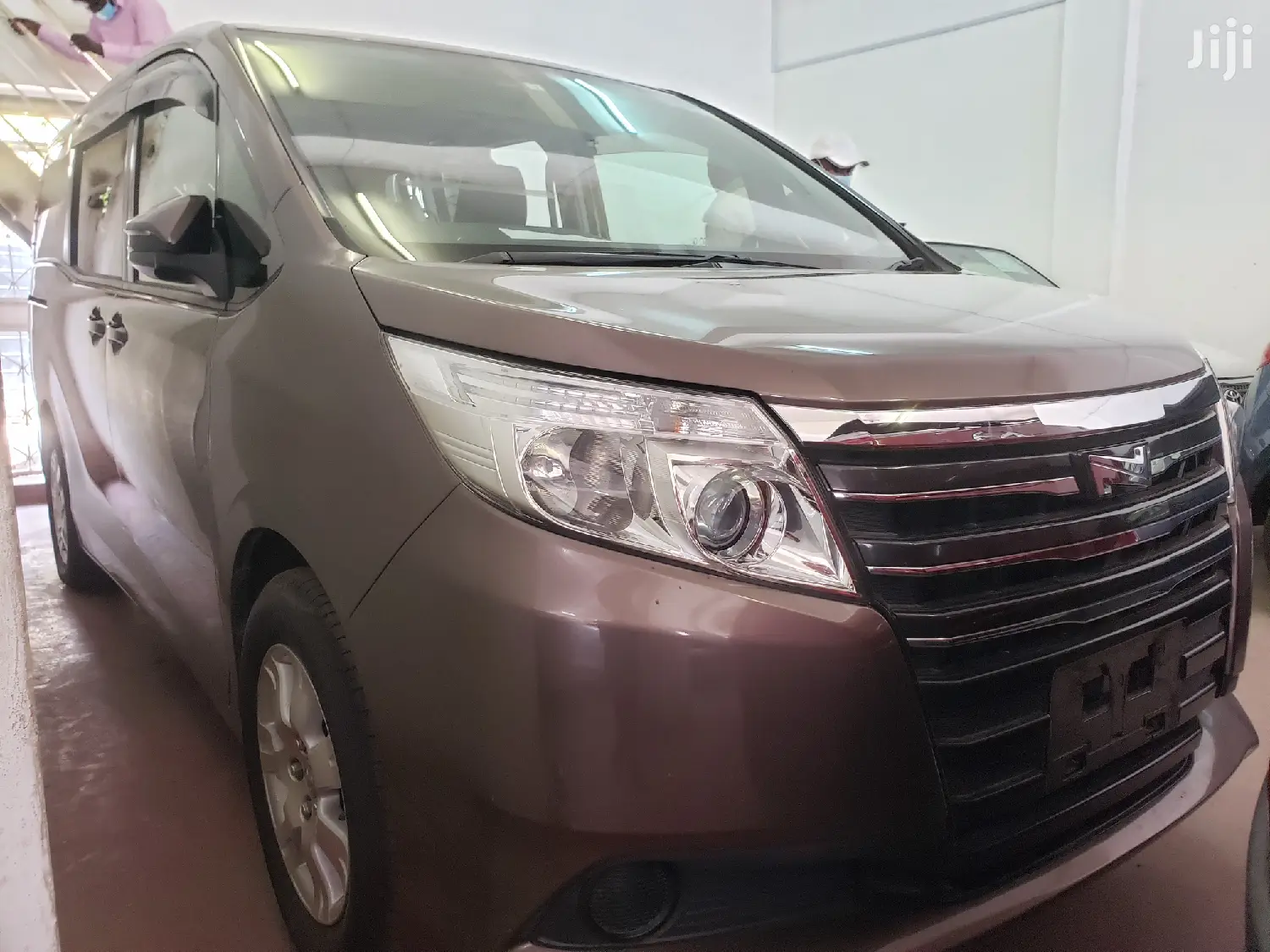 Toyota Noah 2015 Gold