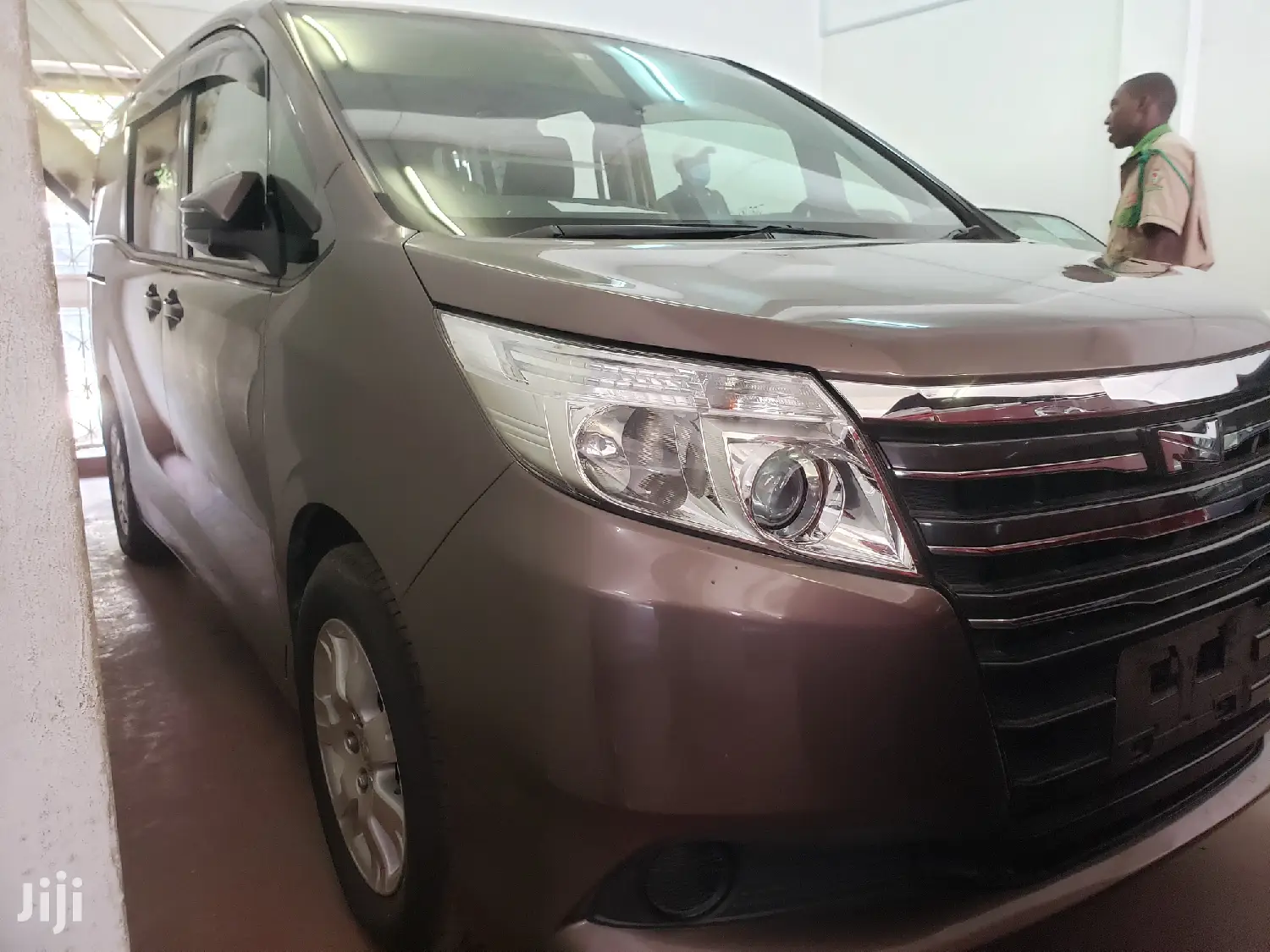 Toyota Noah 2015 Gold