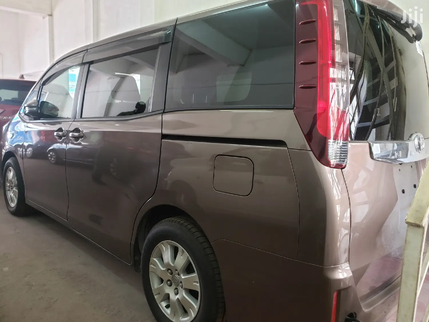 Toyota Noah 2015 Gold