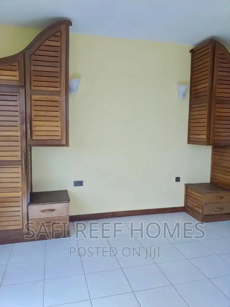 High End 2 Bedroom to Let Along the Beach