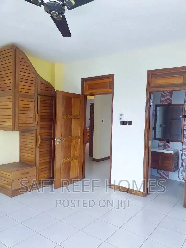 High End 2 Bedroom to Let Along the Beach