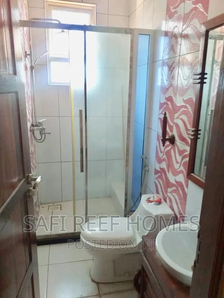 High End 2 Bedroom to Let Along the Beach