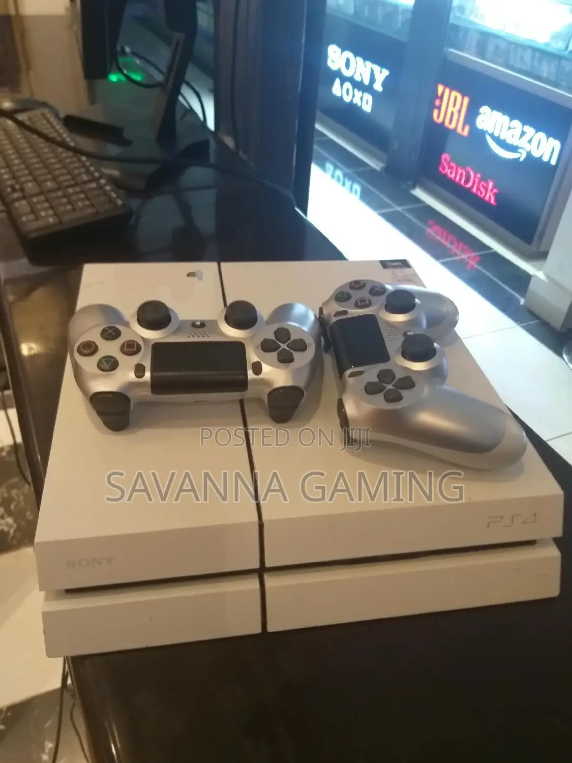 Pre-Owned Chippable Ps4 With Two Controller
