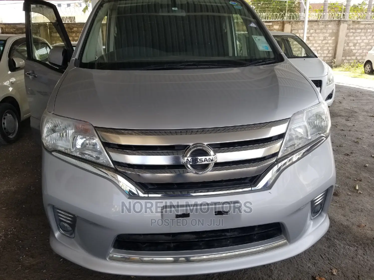 Nissan Serena 2015 Silver