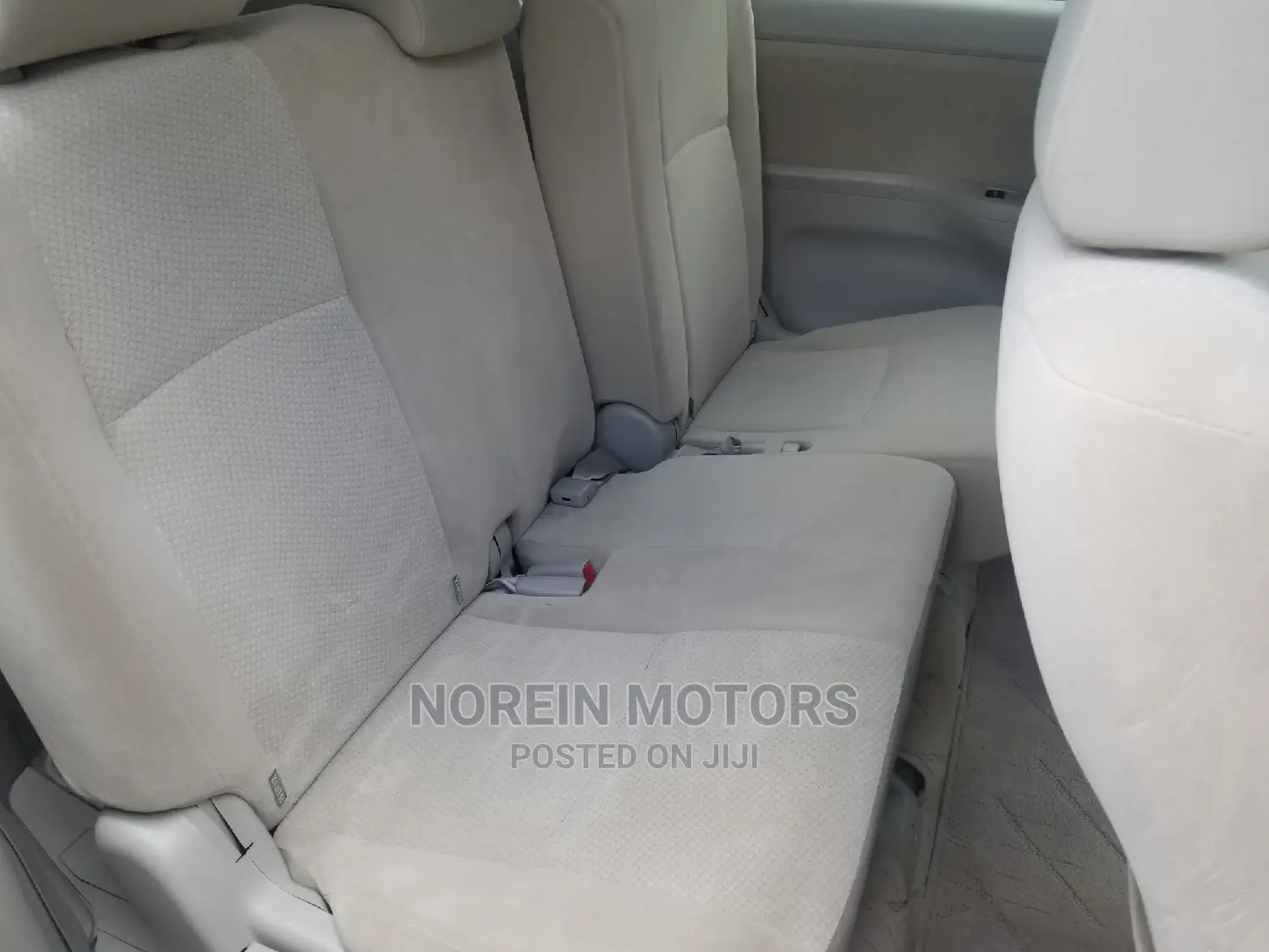 Toyota ISIS 2015 Blue