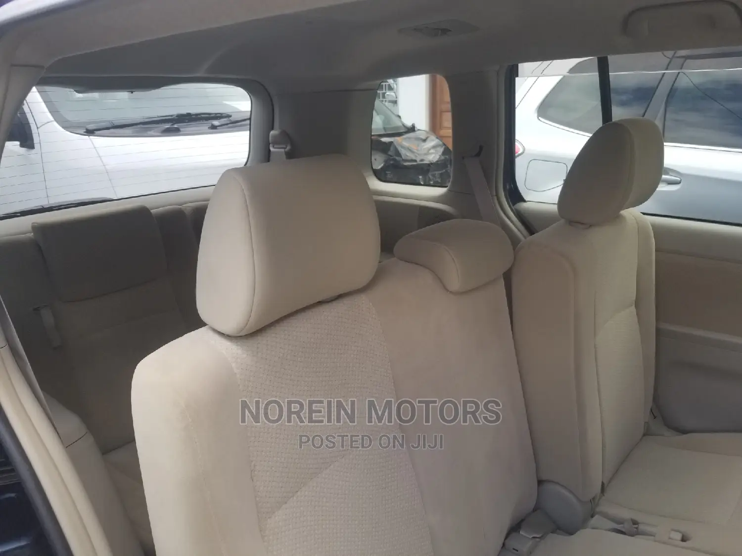 Toyota ISIS 2015 Blue