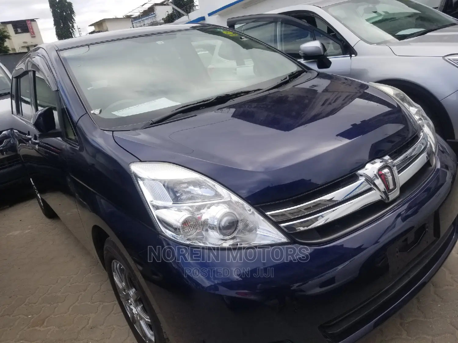 Toyota ISIS 2015 Blue