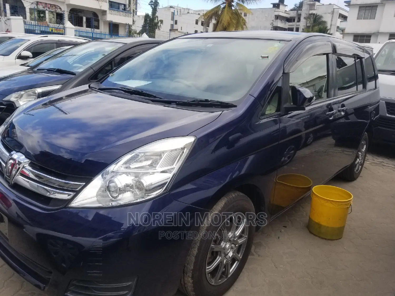 Toyota ISIS 2015 Blue