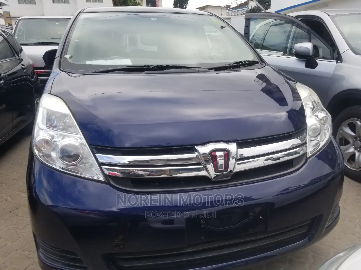 Toyota ISIS 2015 Blue