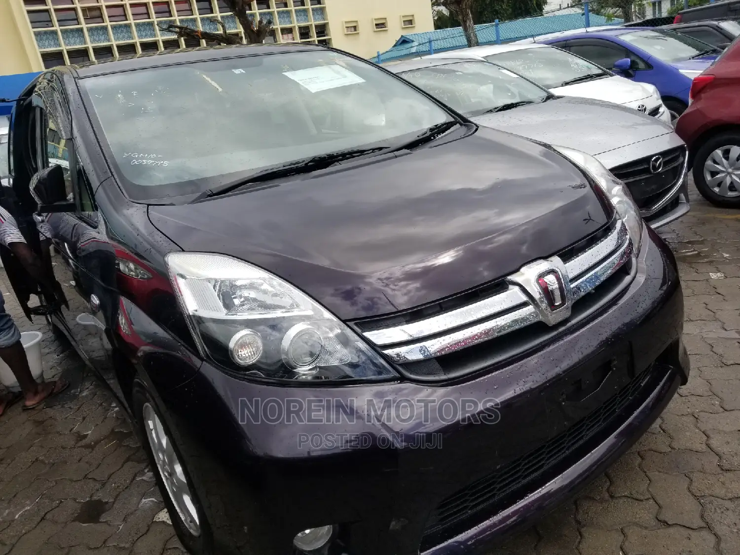 Toyota ISIS 2014 Purple