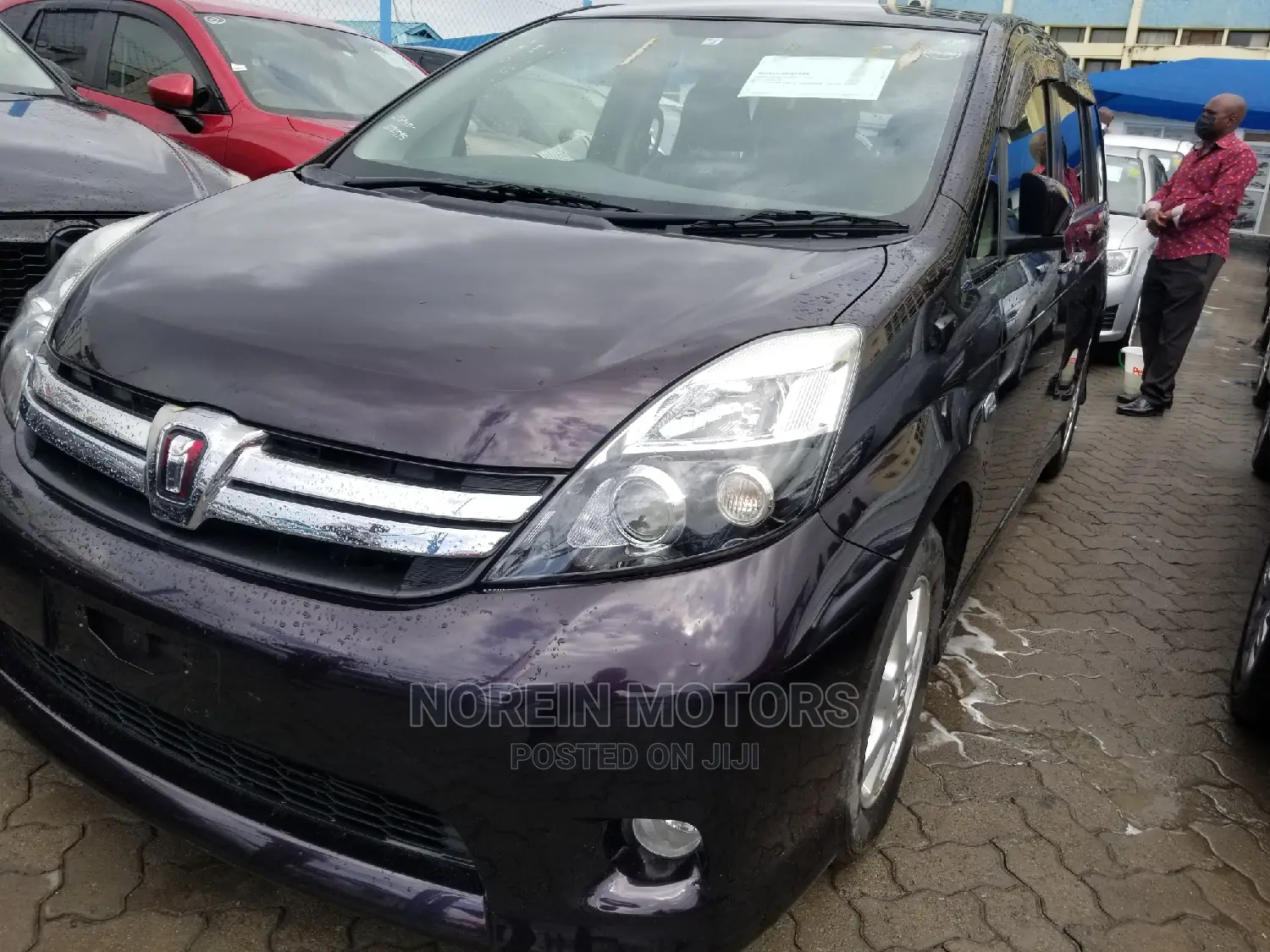 Toyota ISIS 2014 Purple