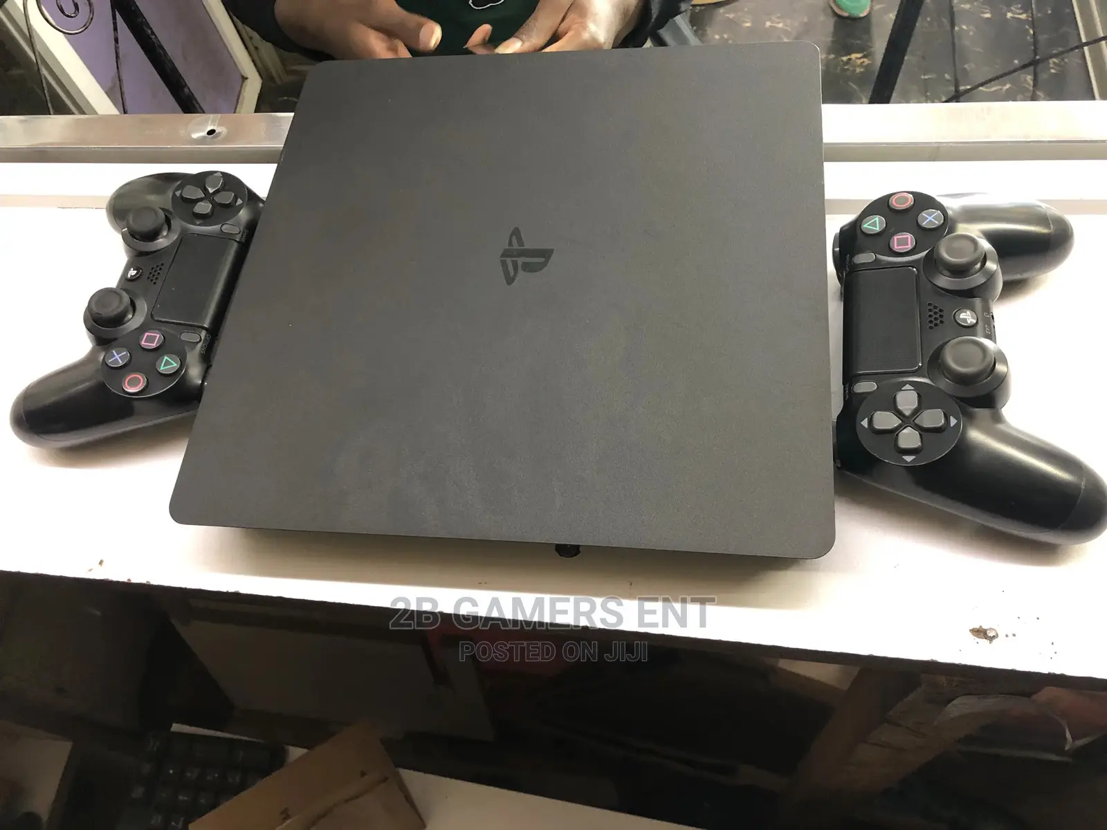 Ps4 Slim Pre Owned, 2 Pads
