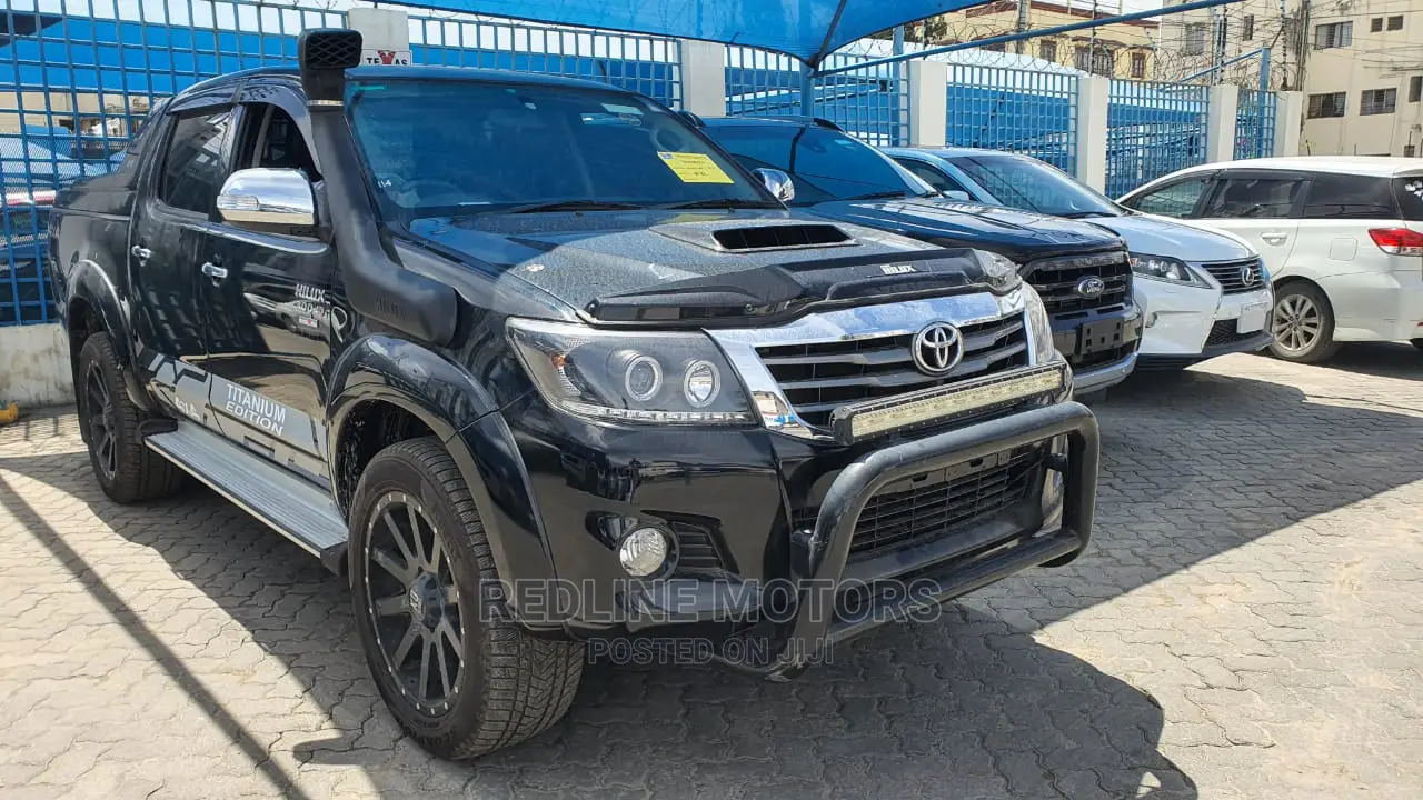Toyota Hilux 2016 Black