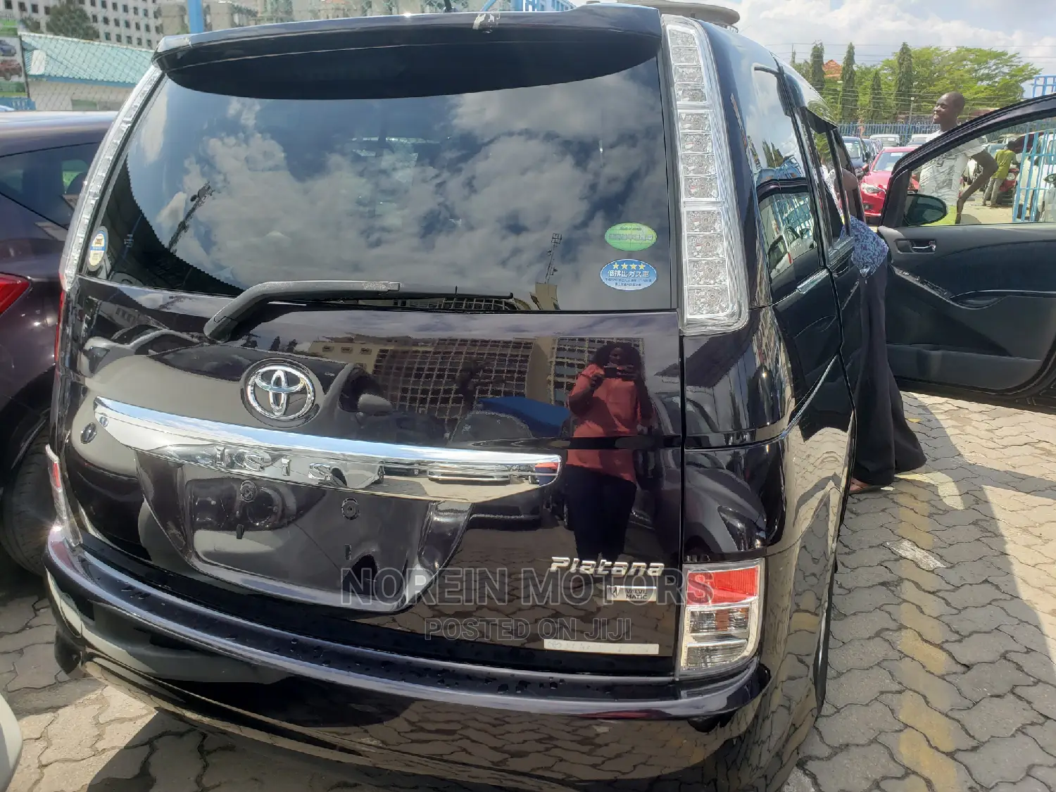 Toyota ISIS 2015 Purple