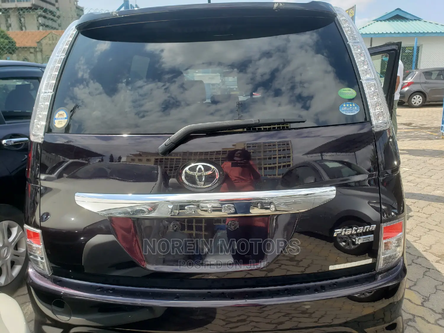 Toyota ISIS 2015 Purple