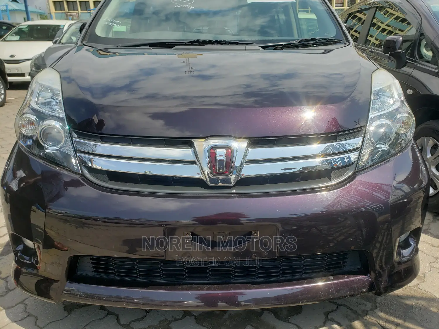 Toyota ISIS 2015 Purple