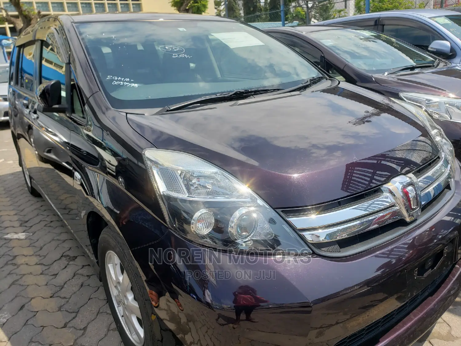 Toyota ISIS 2015 Purple