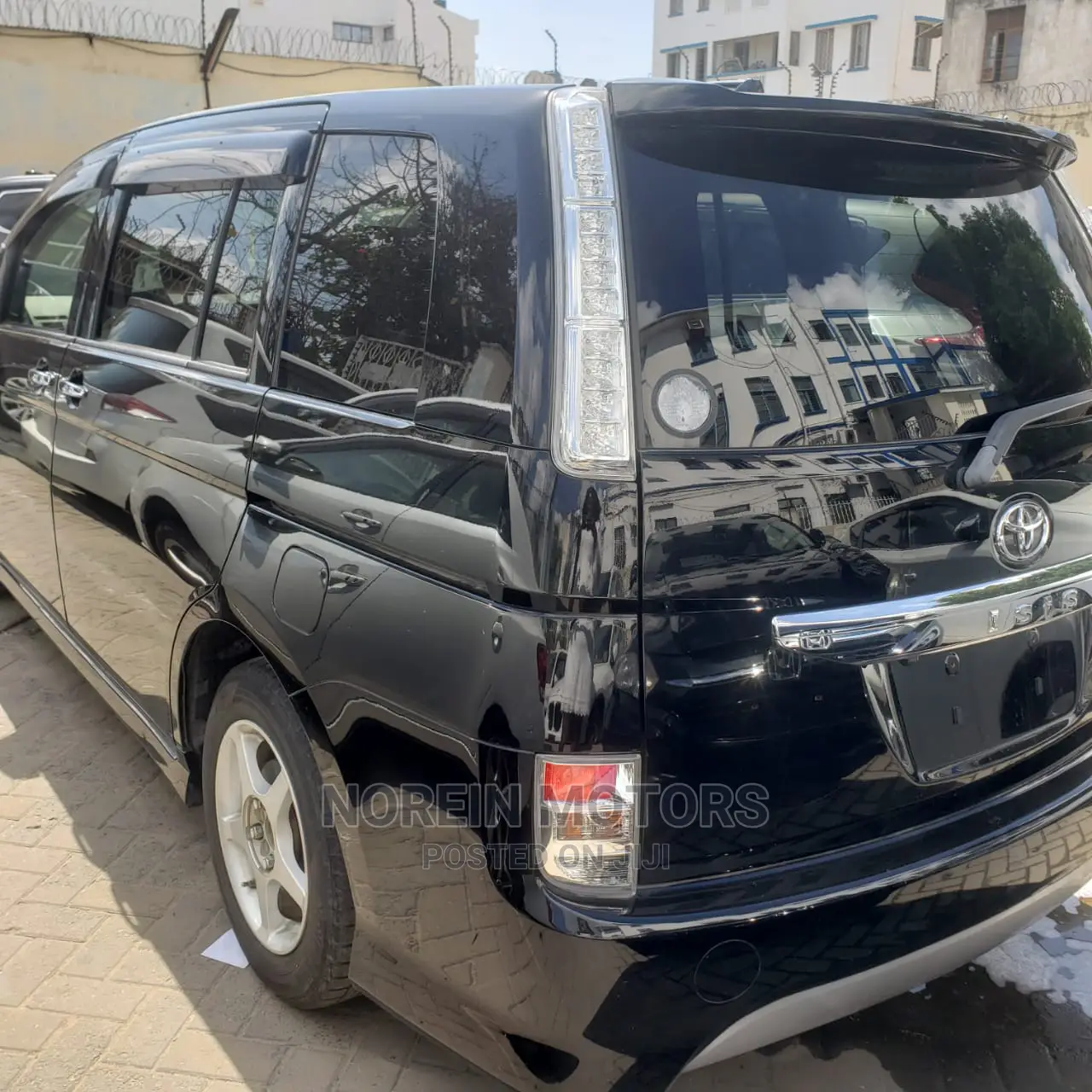 Toyota ISIS 2015 Black
