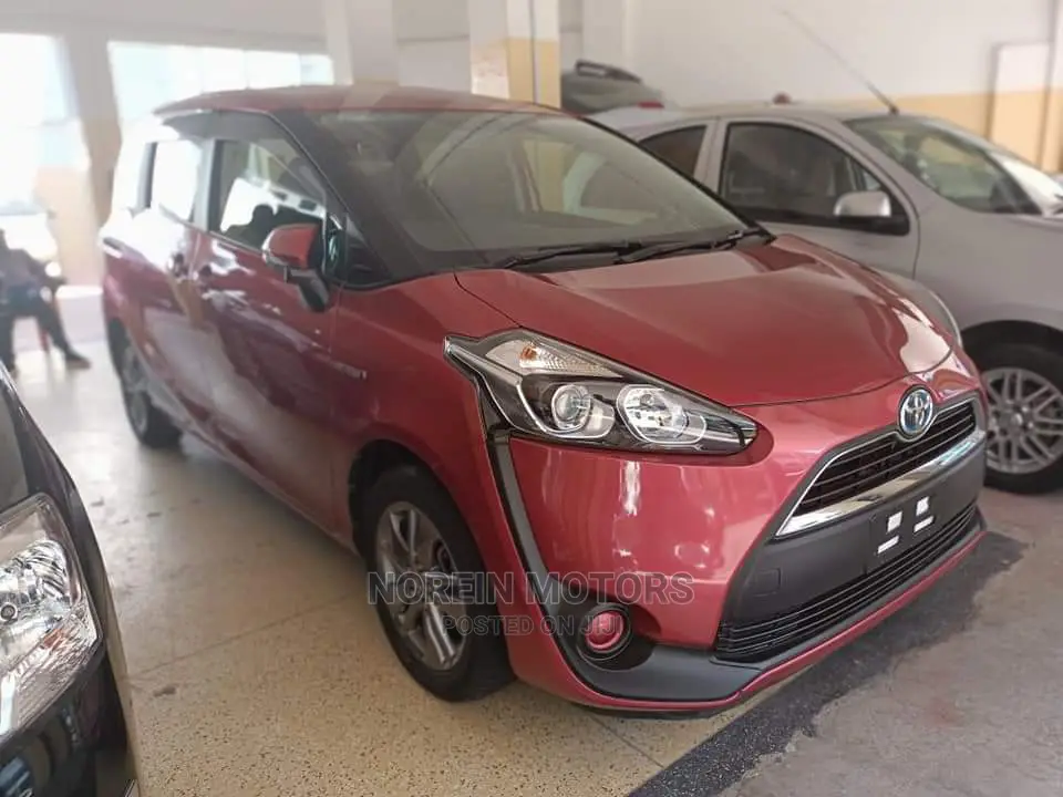 Toyota Sienta 2015 Red
