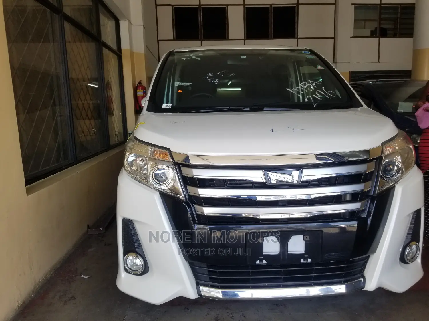 Toyota Noah 2014 Off white