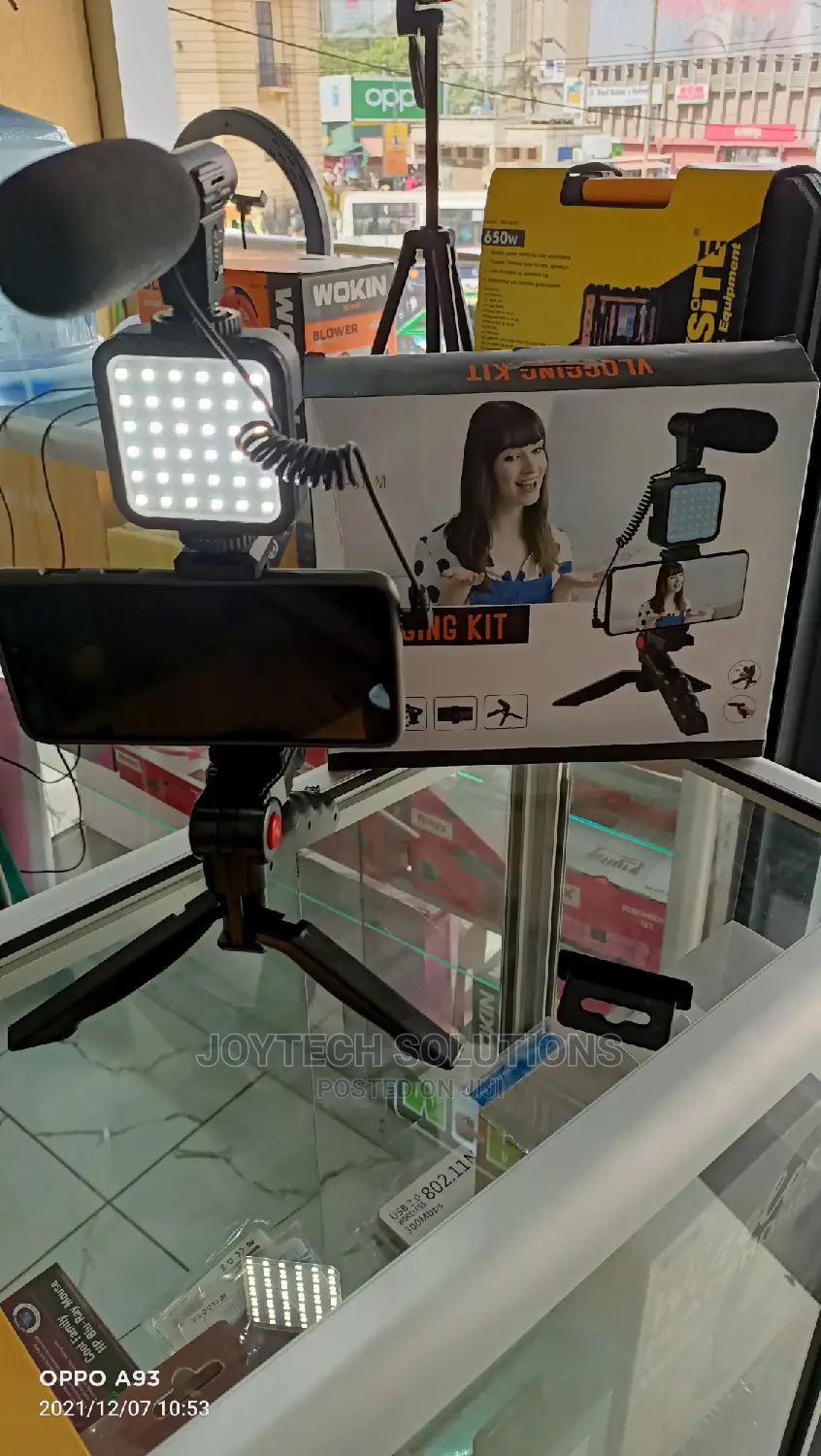 Vlogging Kit 01lm . Microphone, Lamp, Remote, Stand, Holder