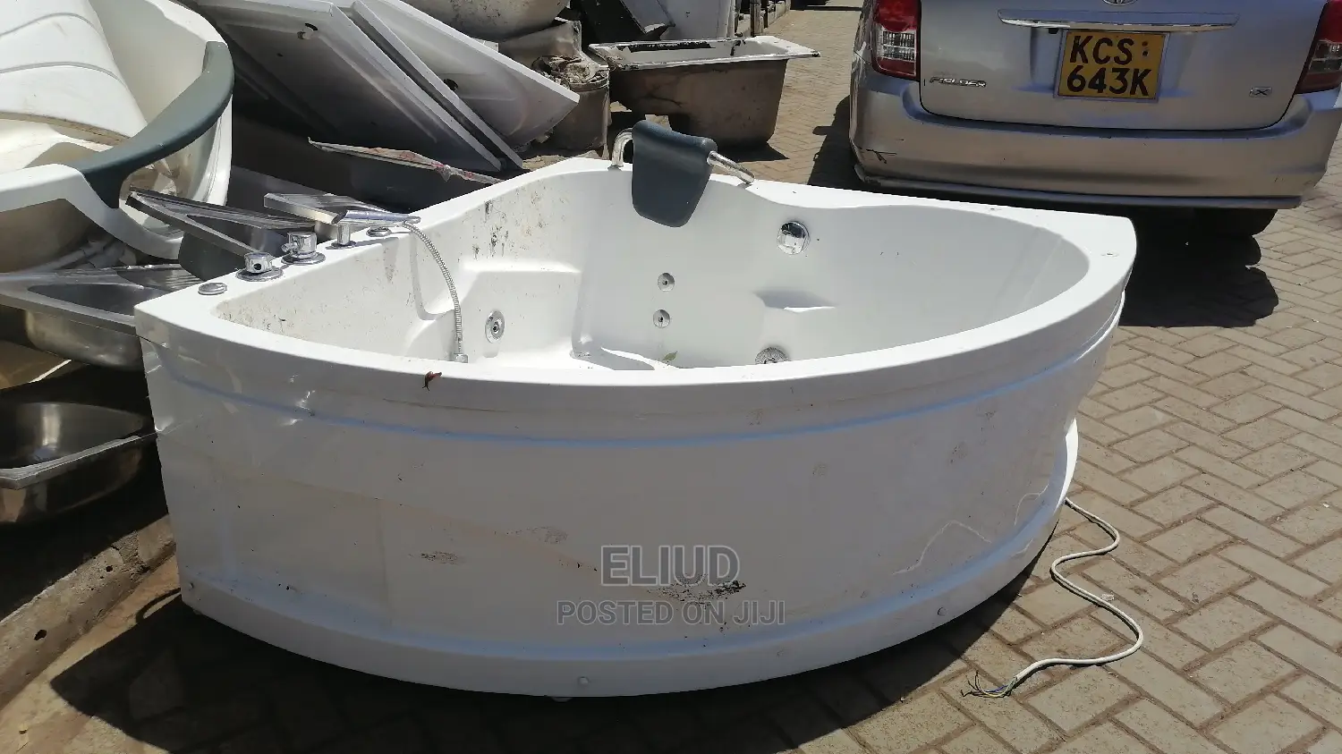 Corner Jacuzzi