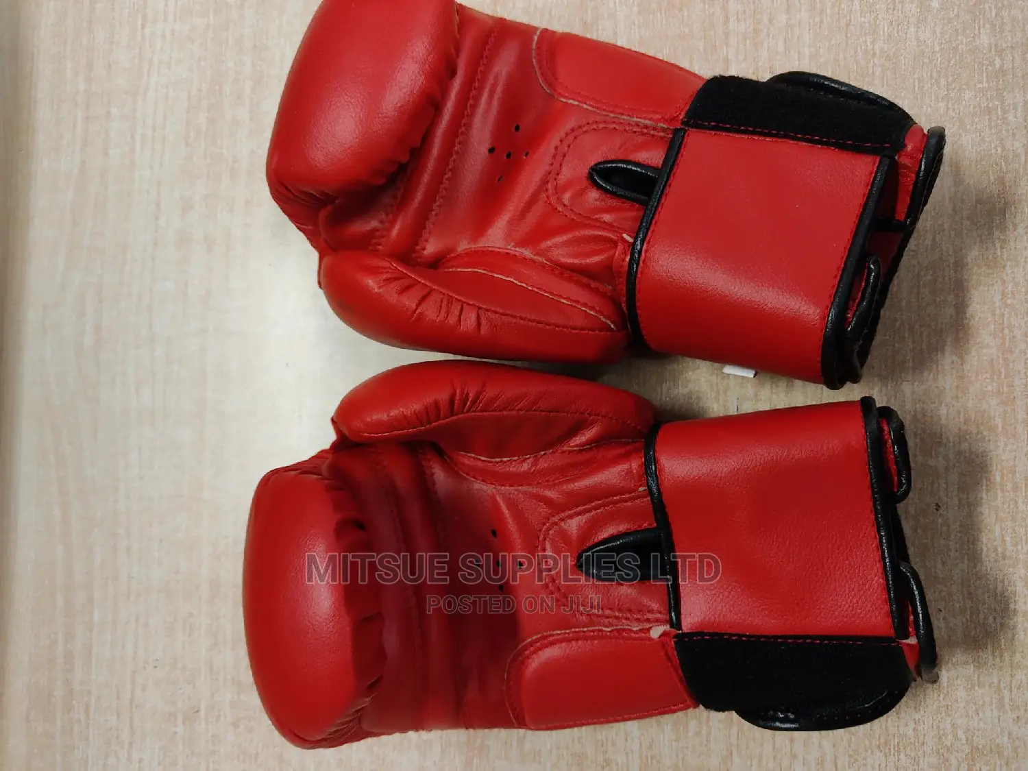 A Pair of Leather Boxing Glove 10oz Red