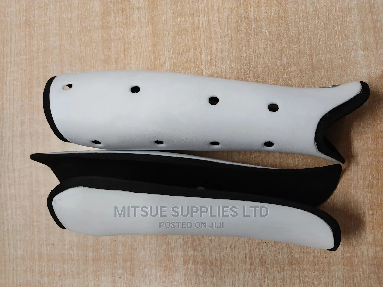 A Pair Of Sparo Hockey Shin Guard White-l