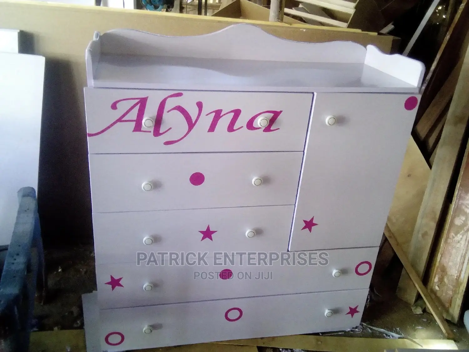 Chest of Drawers With Hydrolic Rails