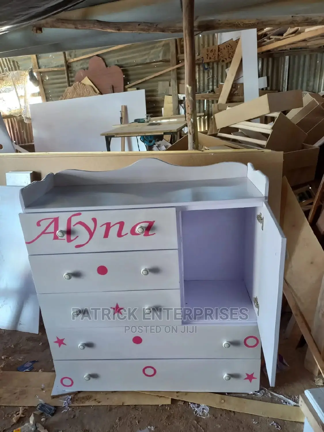 Chest of Drawers With Hydrolic Rails