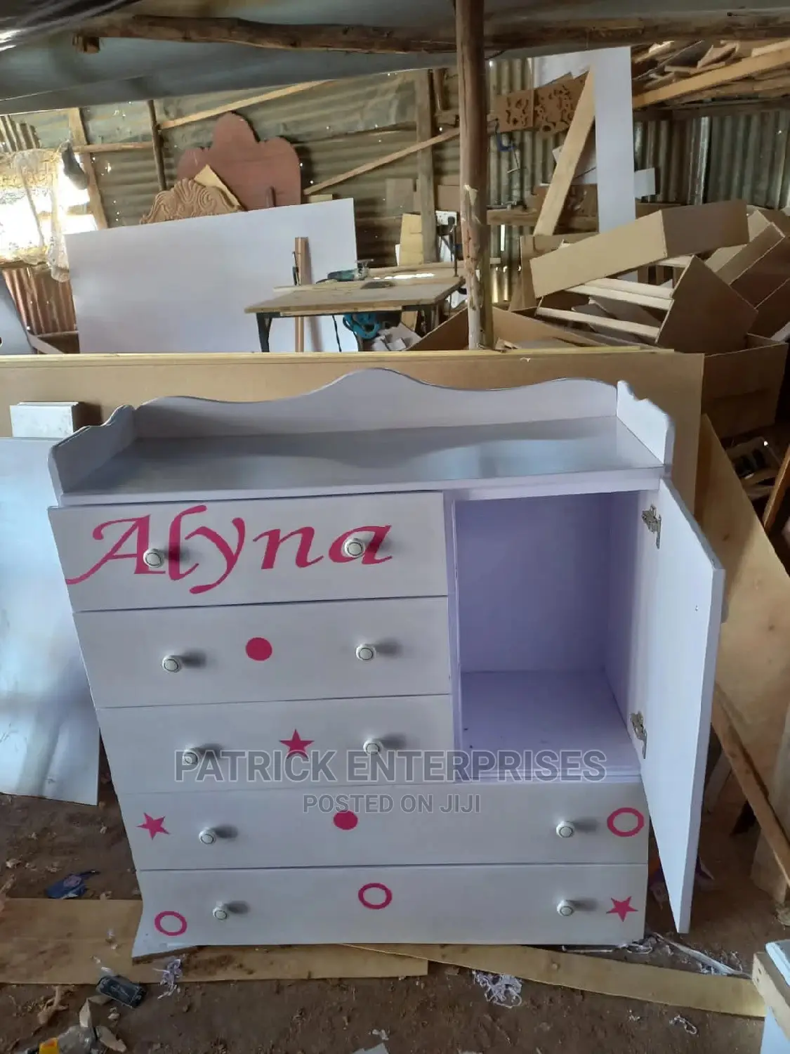 Chest of Drawers With Hydrolic Rails
