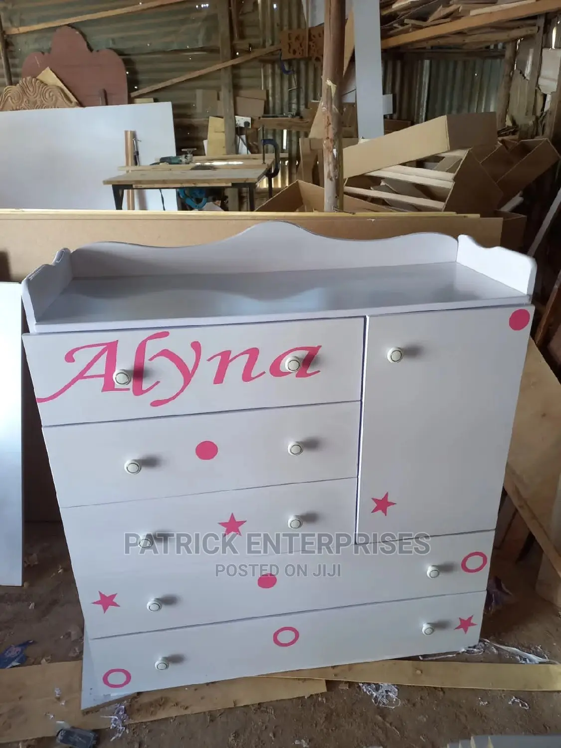 Chest of Drawers With Hydrolic Rails