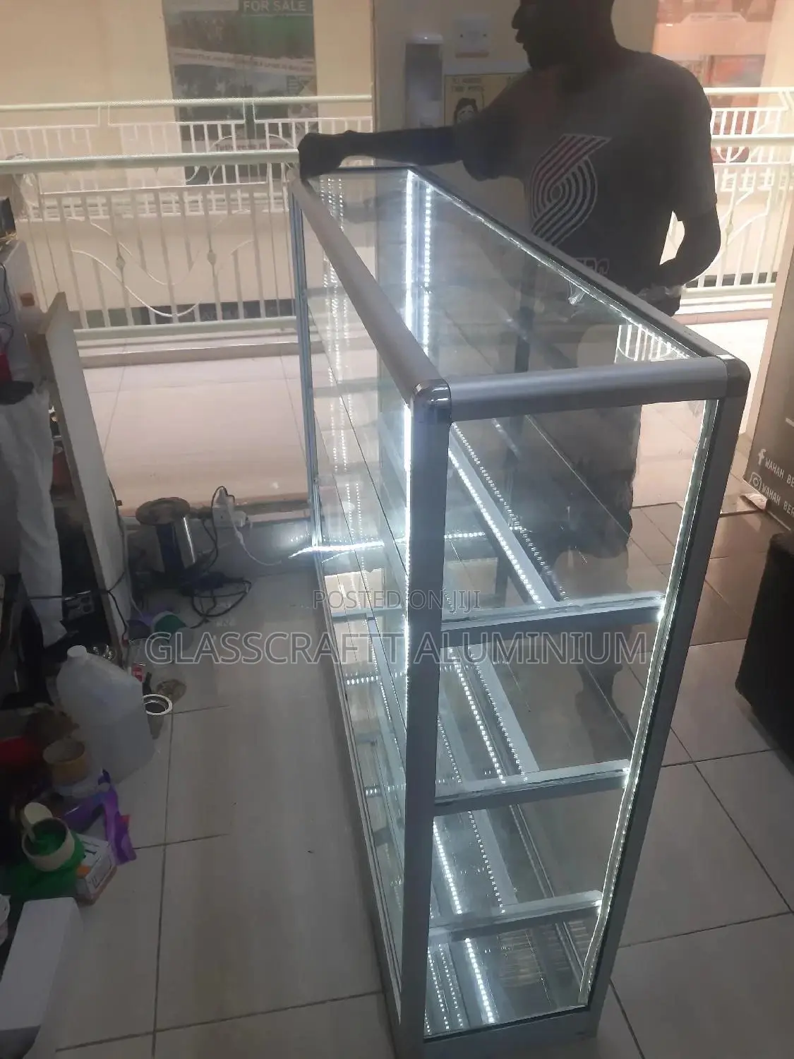 Four Shelves Desplay Complete With Snake Lights