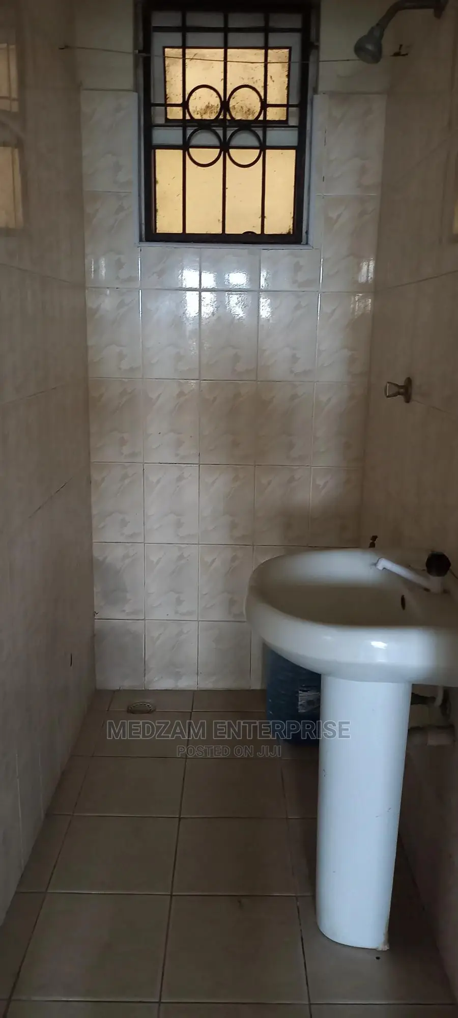 3bdrm Apartment in Kisimani, Ziwa la Ngombe for rent