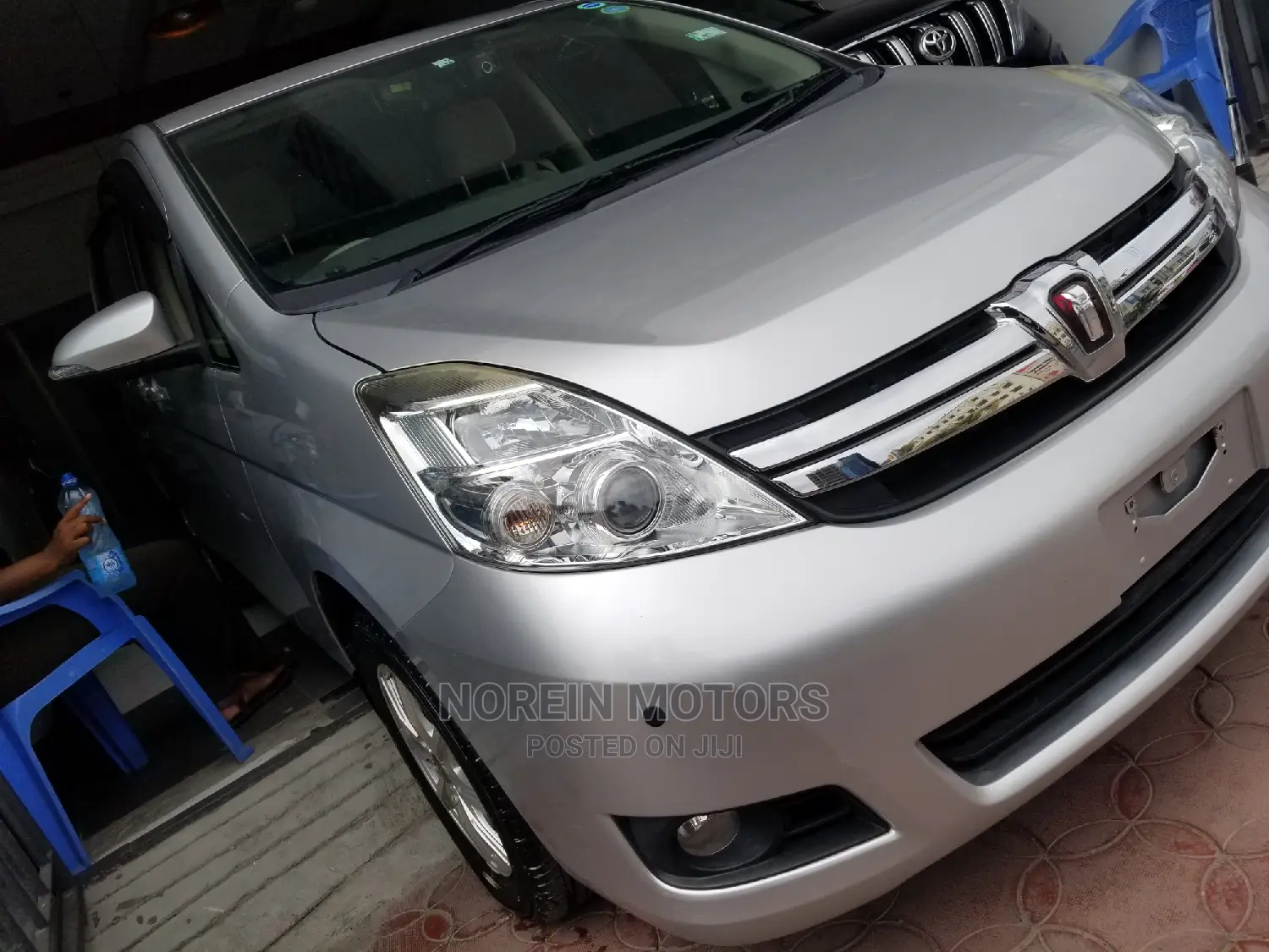 Toyota ISIS 2014 Brown