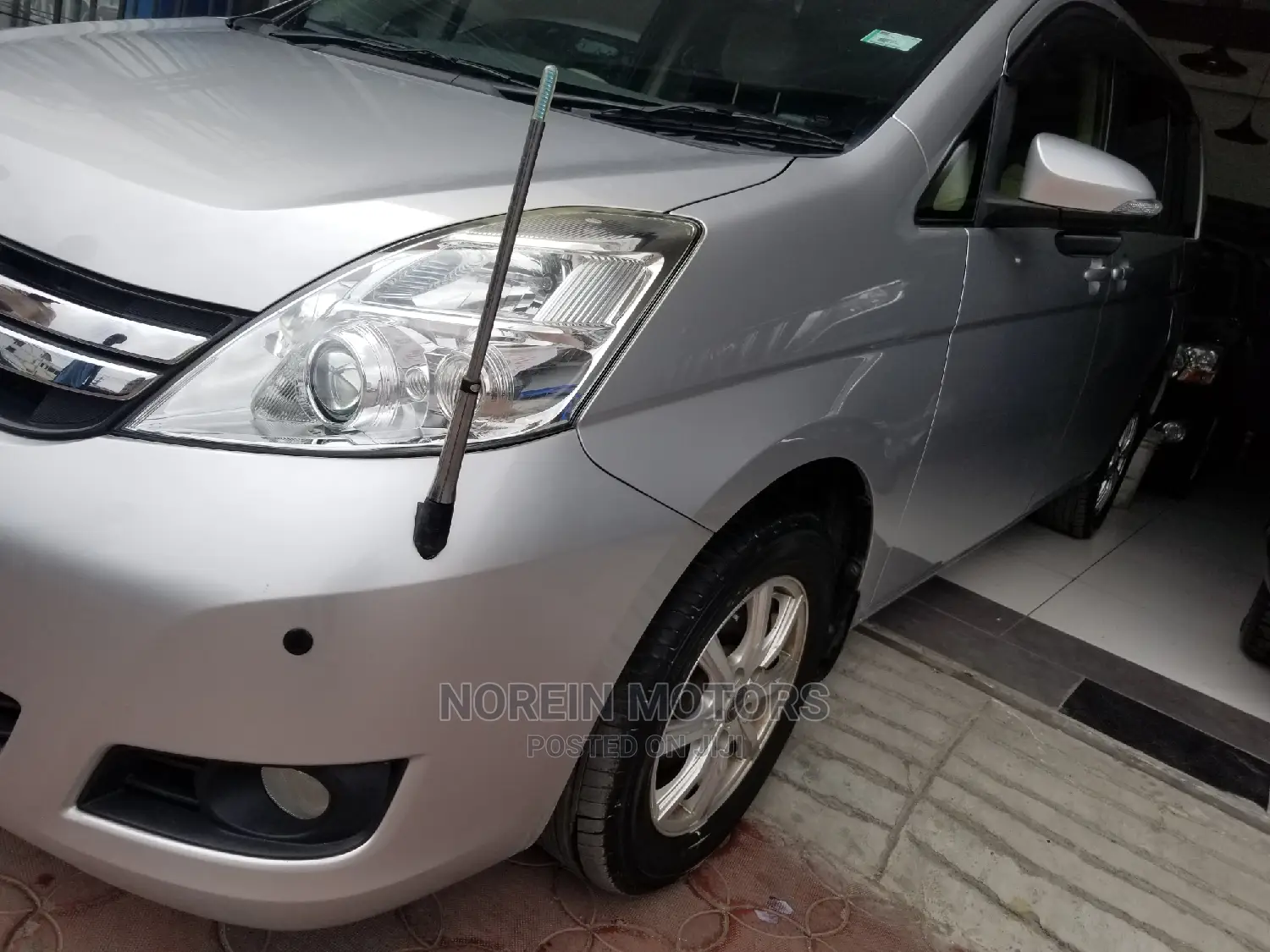 Toyota ISIS 2014 Brown
