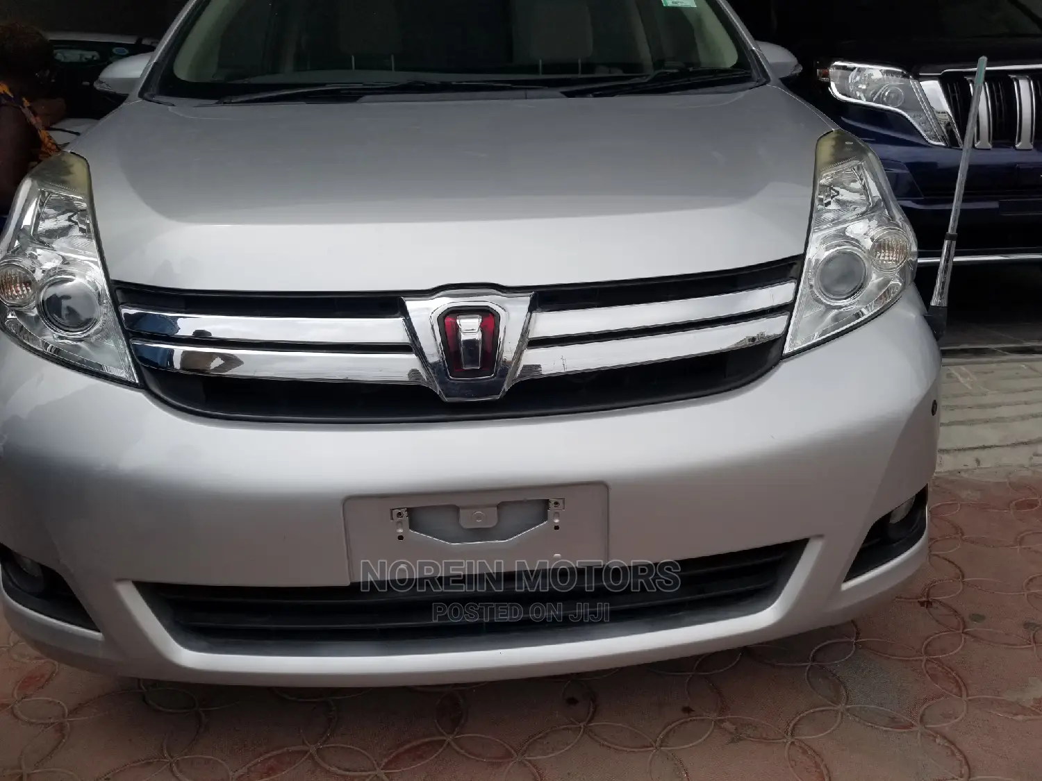 Toyota ISIS 2014 Brown
