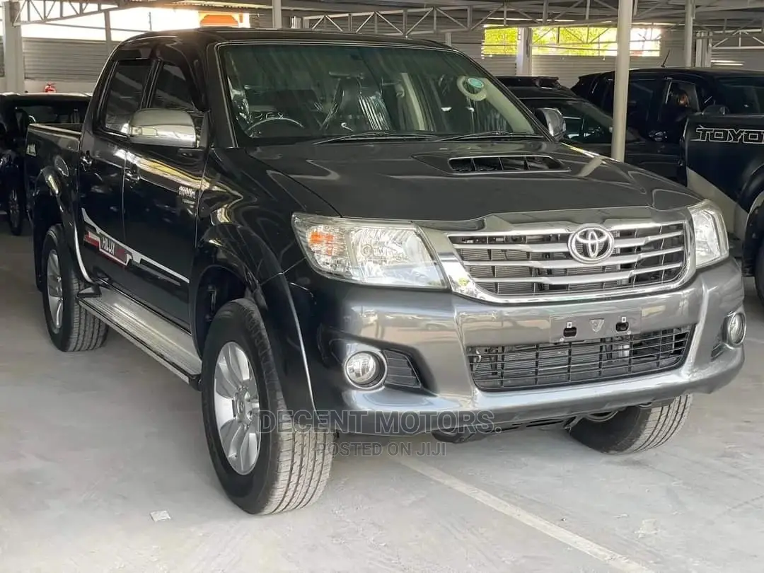 Toyota Hilux 2015 SR 4x4 Gray