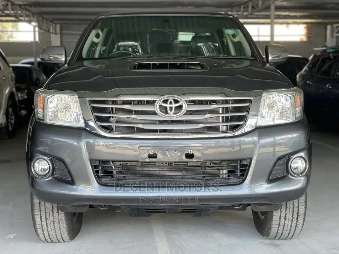 Toyota Hilux 2015 SR 4x4 Gray
