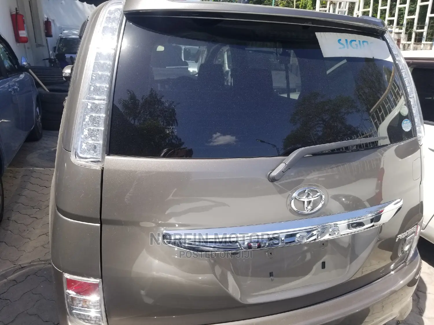 Toyota ISIS 1.8 Platana 2WD 2015 Gray