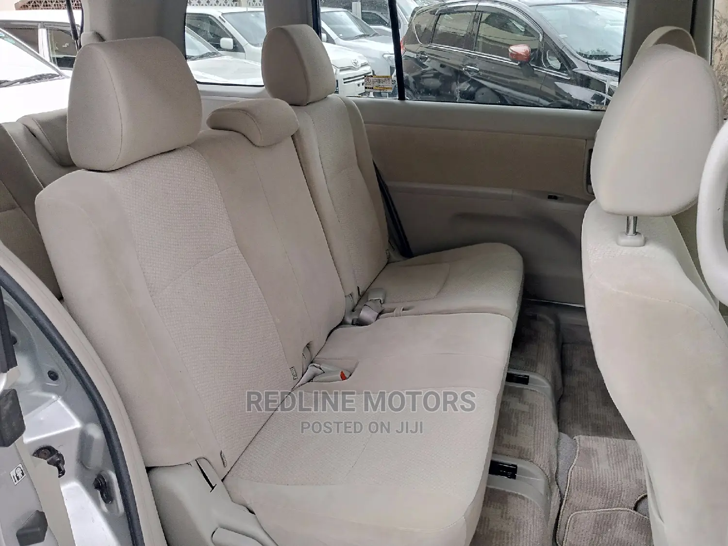 Toyota ISIS 2016 Silver