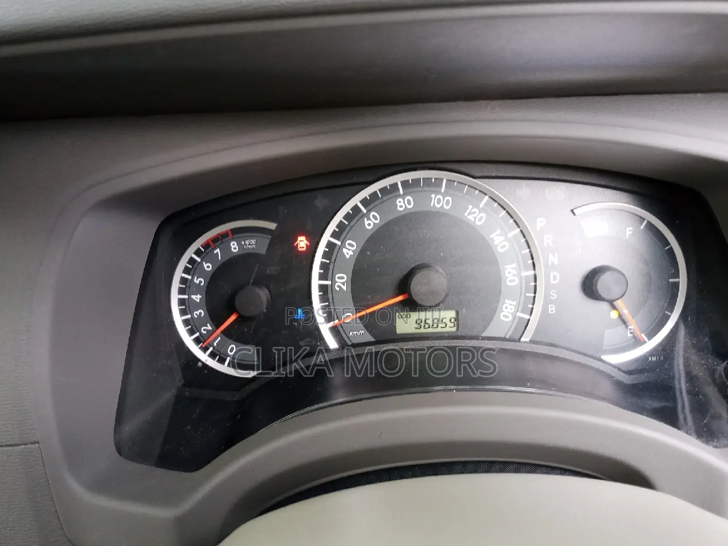 Toyota ISIS 2016 Silver