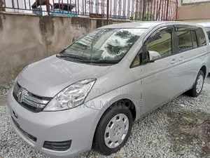 Toyota ISIS 2016 Silver