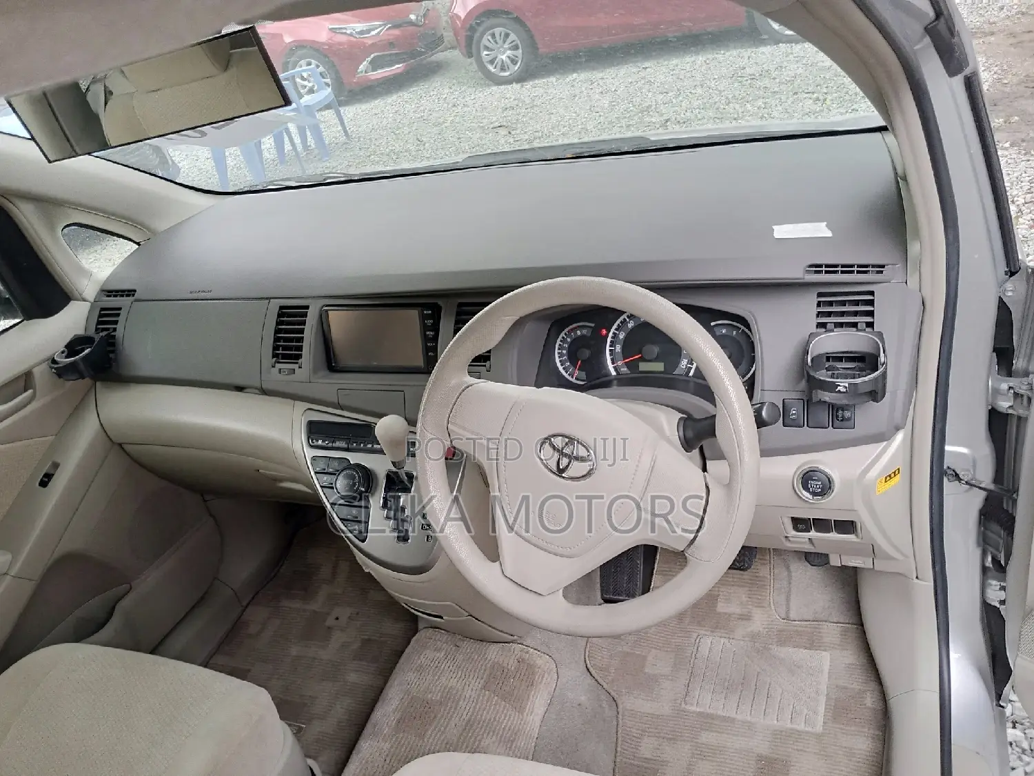 Toyota ISIS 2016 Silver