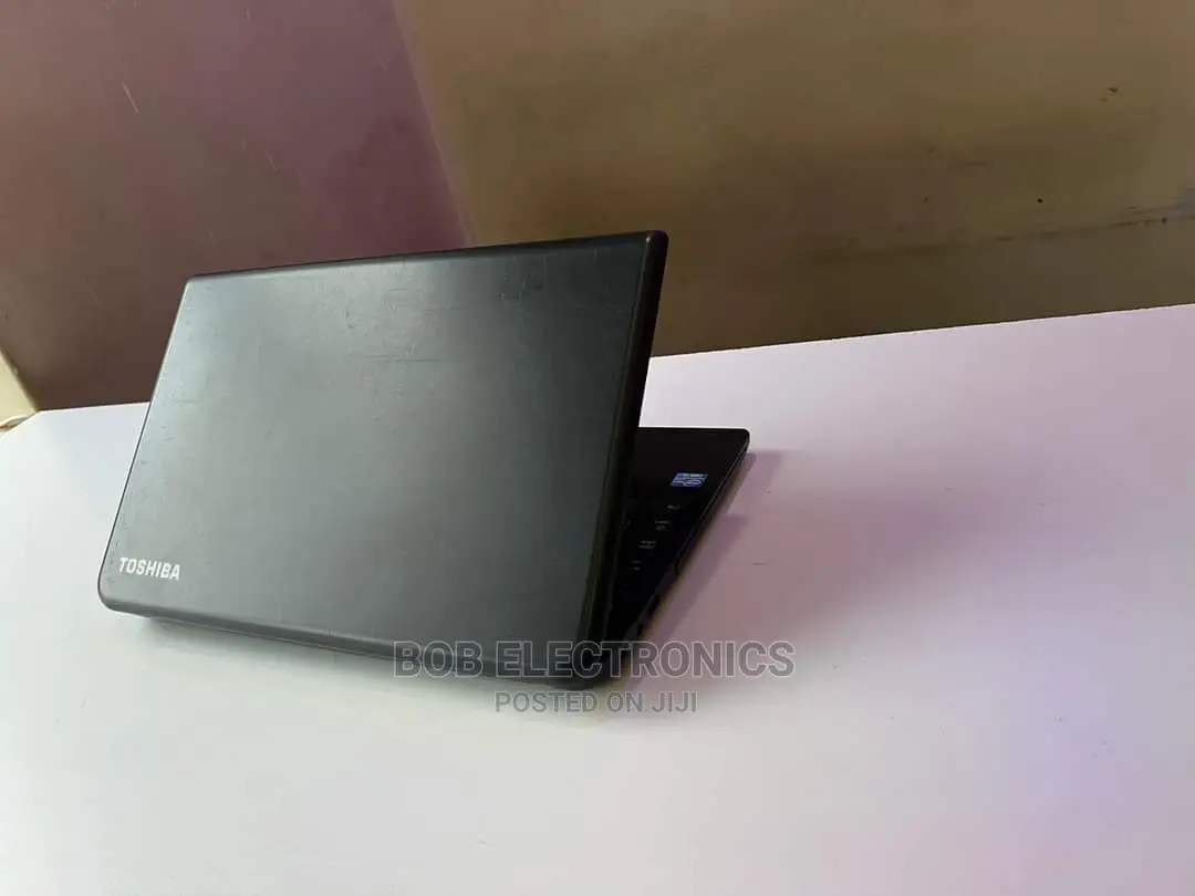 Laptop Toshiba Satellite C55 4GB Intel Celeron 320GB