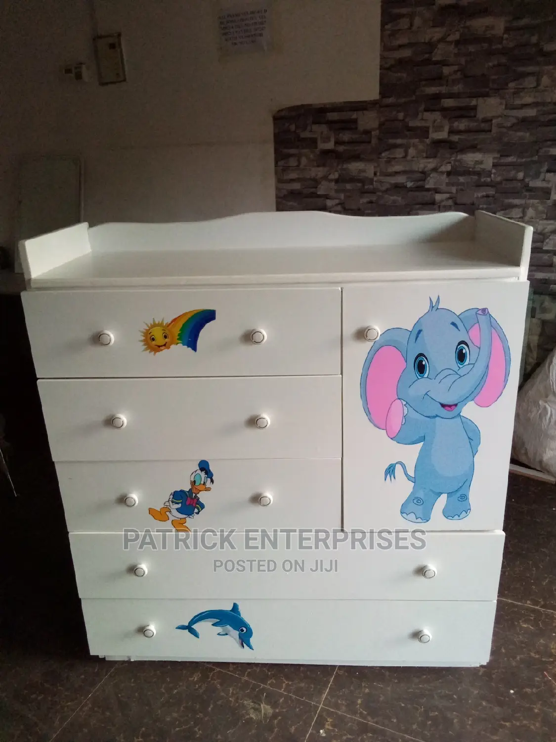 Morden Chest of Drawers 4 by 4 Fitts