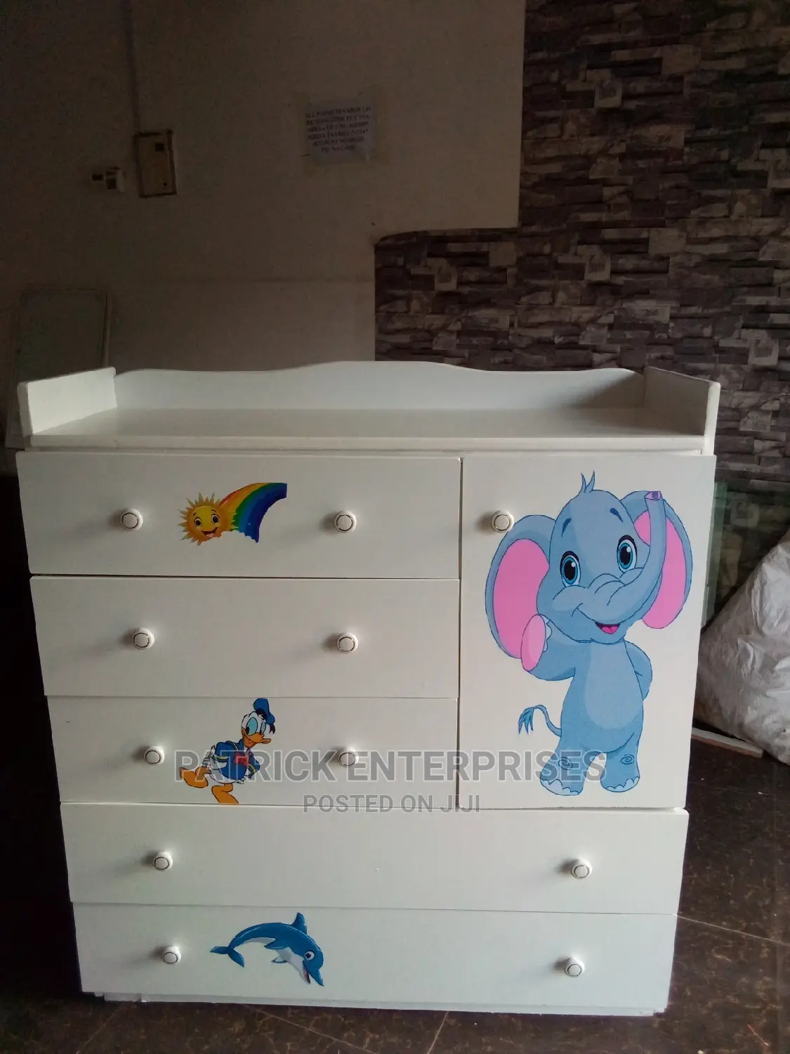 Morden Chest of Drawers 4 by 4 Fitts